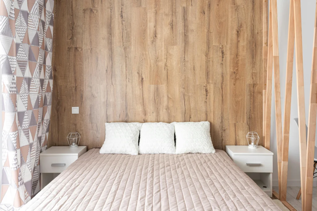 Dormitorio con Pared de Madera y Zona de Comedor Integrada