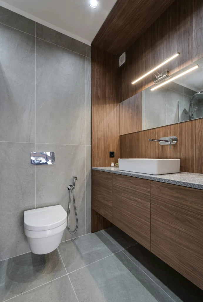 Baño Contemporáneo con Envolvente de Madera Oscura y Porcelánico Gris