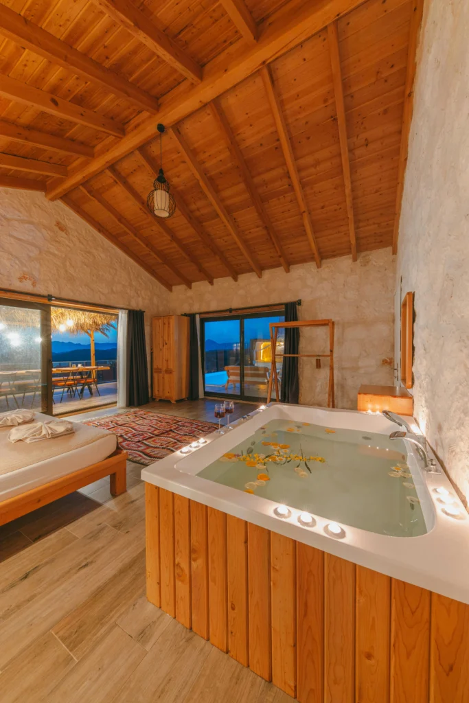 Tendencias para Diseñar Baños en 2026 Bañera de Hidromasaje y Vistas a la Terraza en Suite Rústica de Lujo