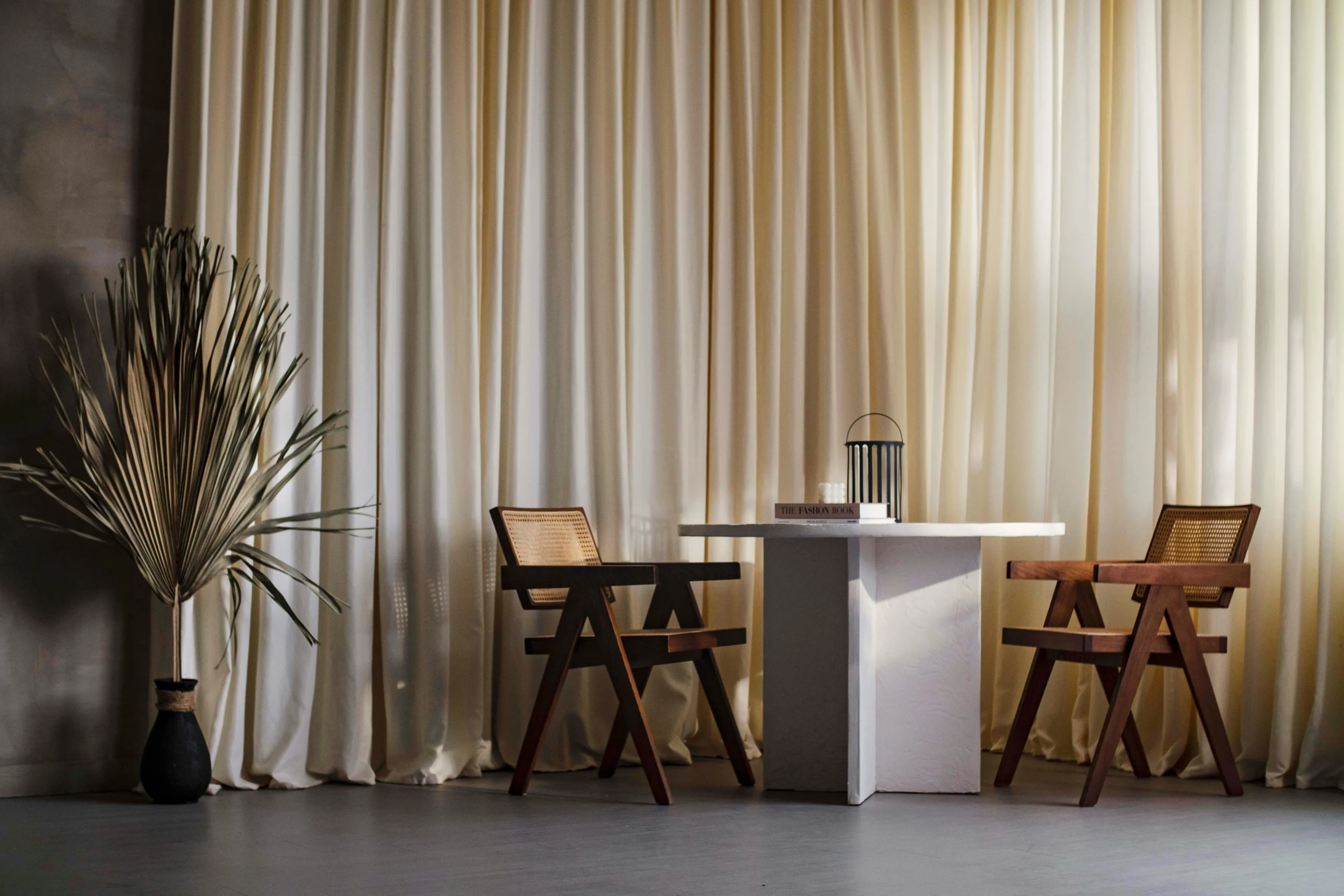 Restaurante con Luz Natural y Vegetación