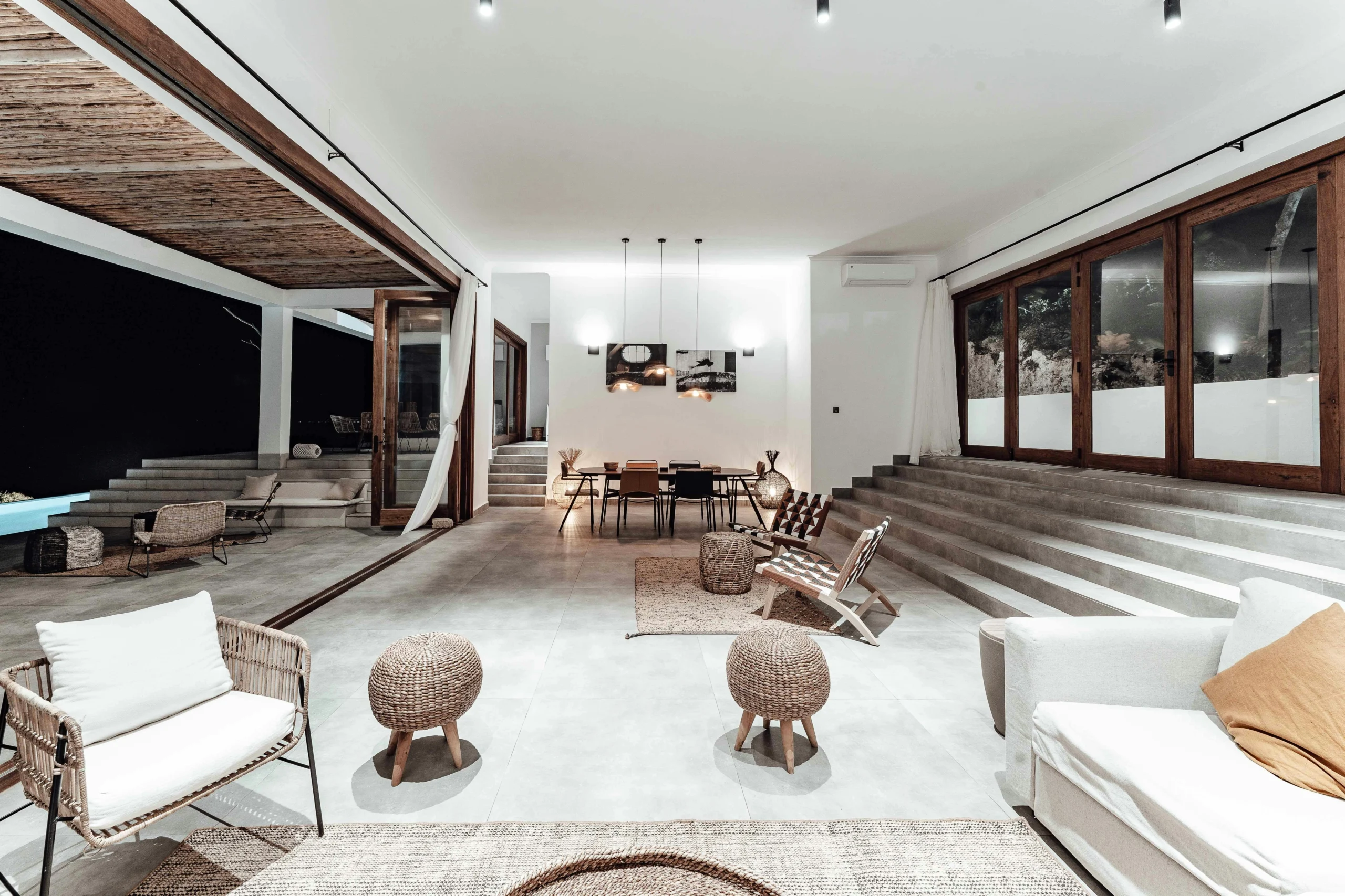 Restaurante con Luz Natural y Vegetación