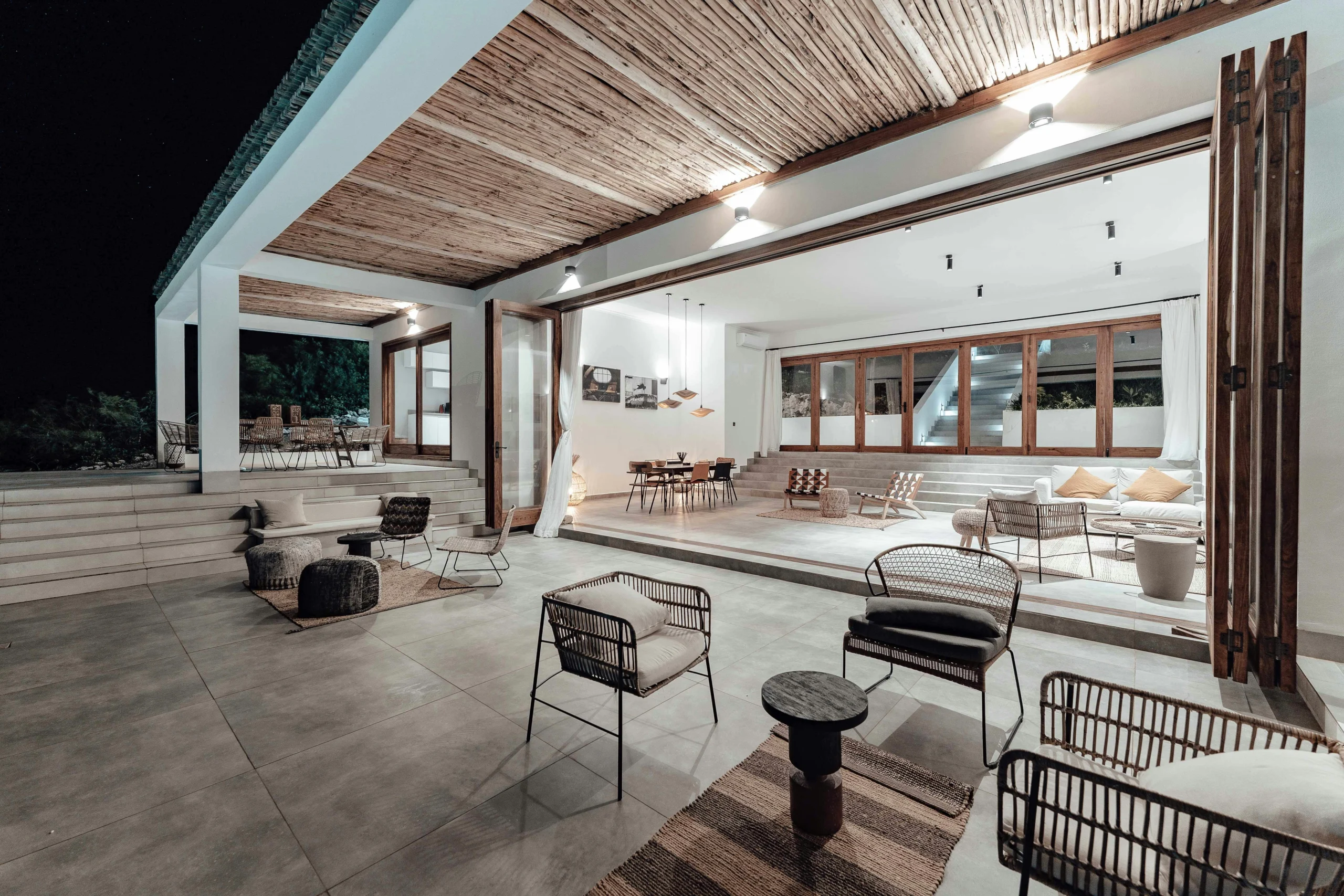 Restaurante con Luz Natural y Vegetación