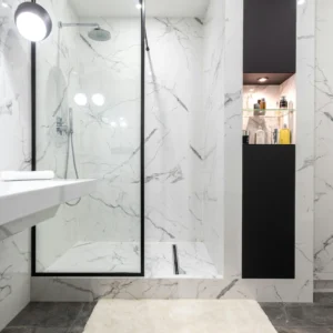 Dikigai Studio_IMG993 Baño Contemporáneo en Mármol Blanco con Ducha de Perfilería Negra