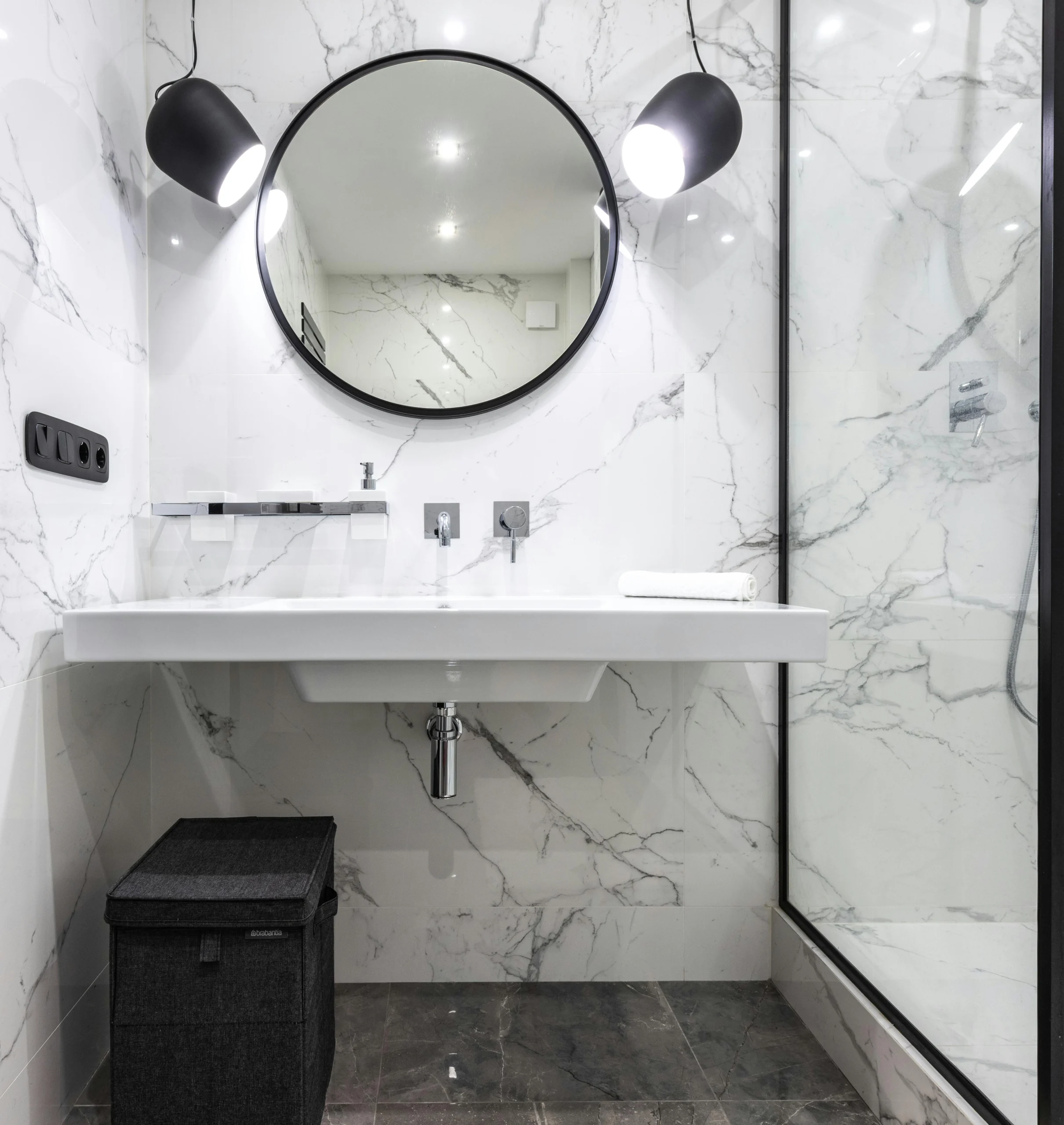 Dikigai Studio_IMG994 Baño Contemporáneo en Mármol Blanco con Ducha de Perfilería Negra