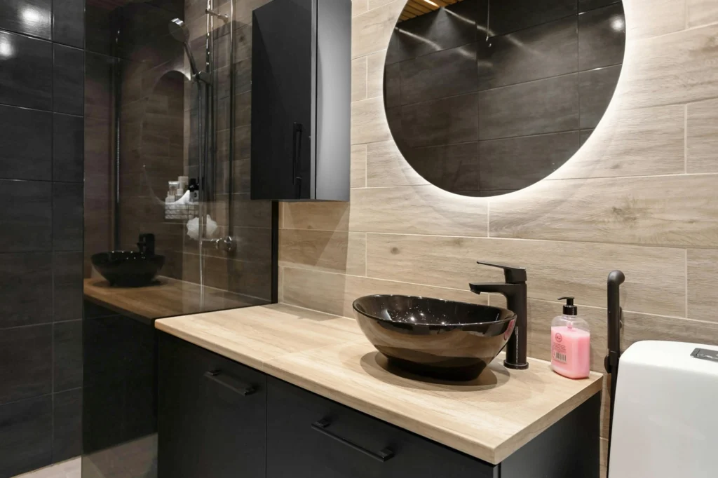 inicio Baño Contemporáneo con Mueble Negro, Encimera de Madera Clara y Lavabo de Bol