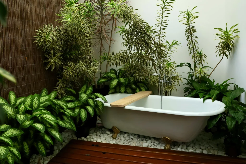 inicio Baño Exterior de Inspiración Tropical con Bañera Exenta Clásica y Jardín Exuberante