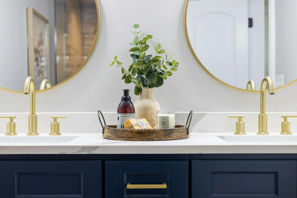 Baño Doble Estilo Transicional con Mueble Azul Marino y Grifería Dorada