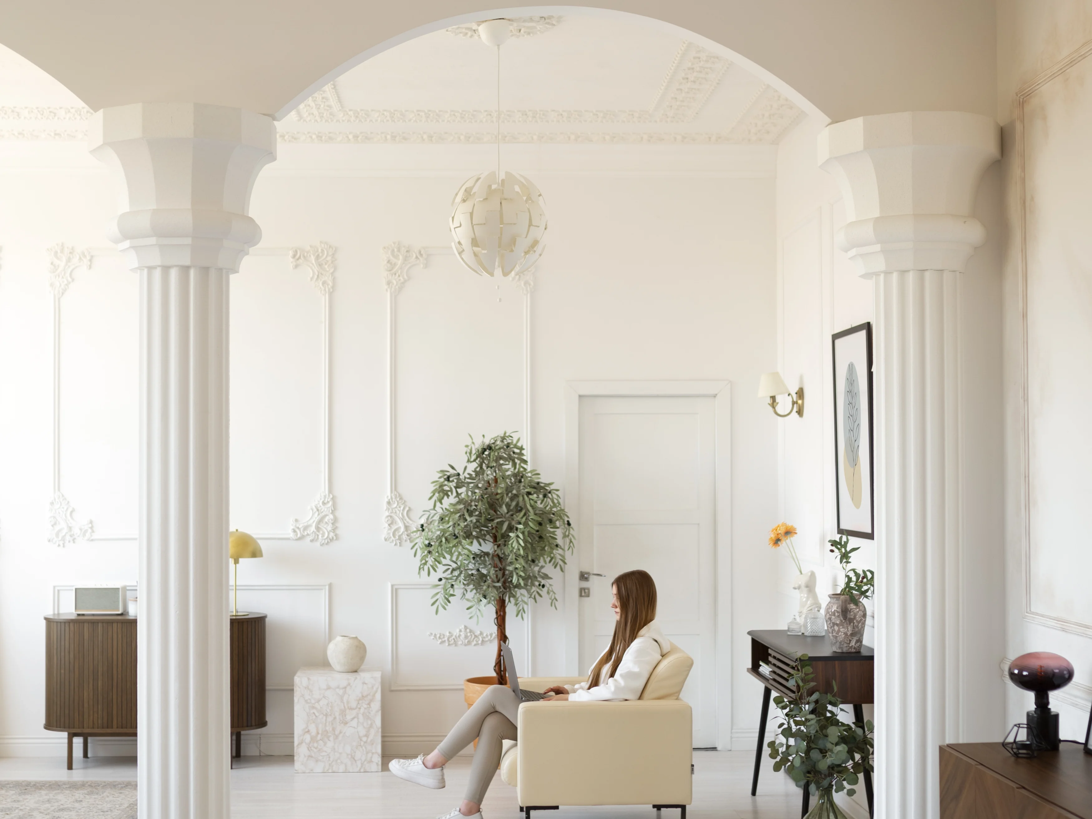 Salón Neoclásico Luminoso con Columnas