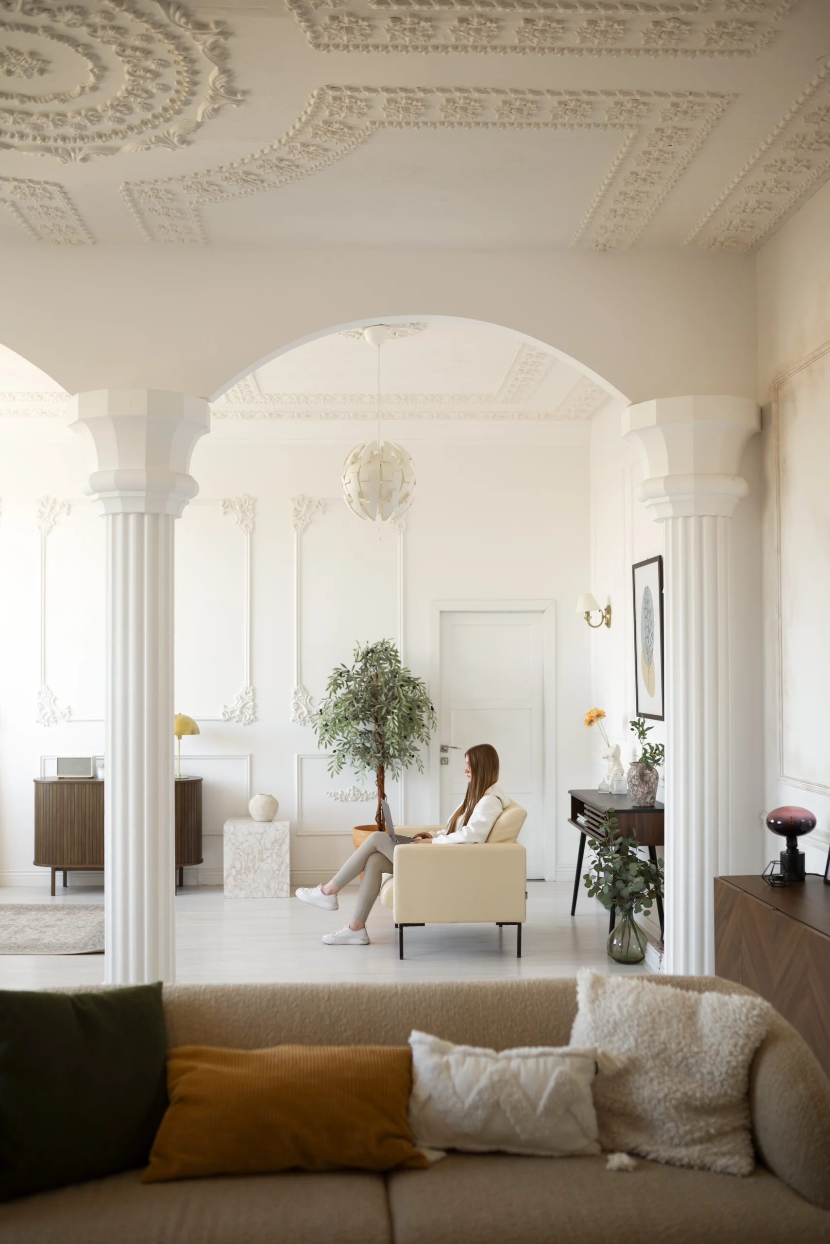 Salón Neoclásico Luminoso con Columnas