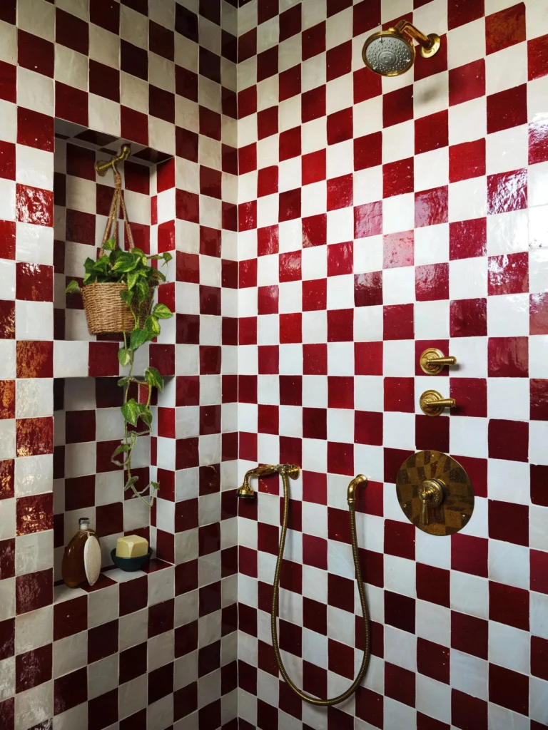 Ducha Vintage de Azulejos Damero Rojos