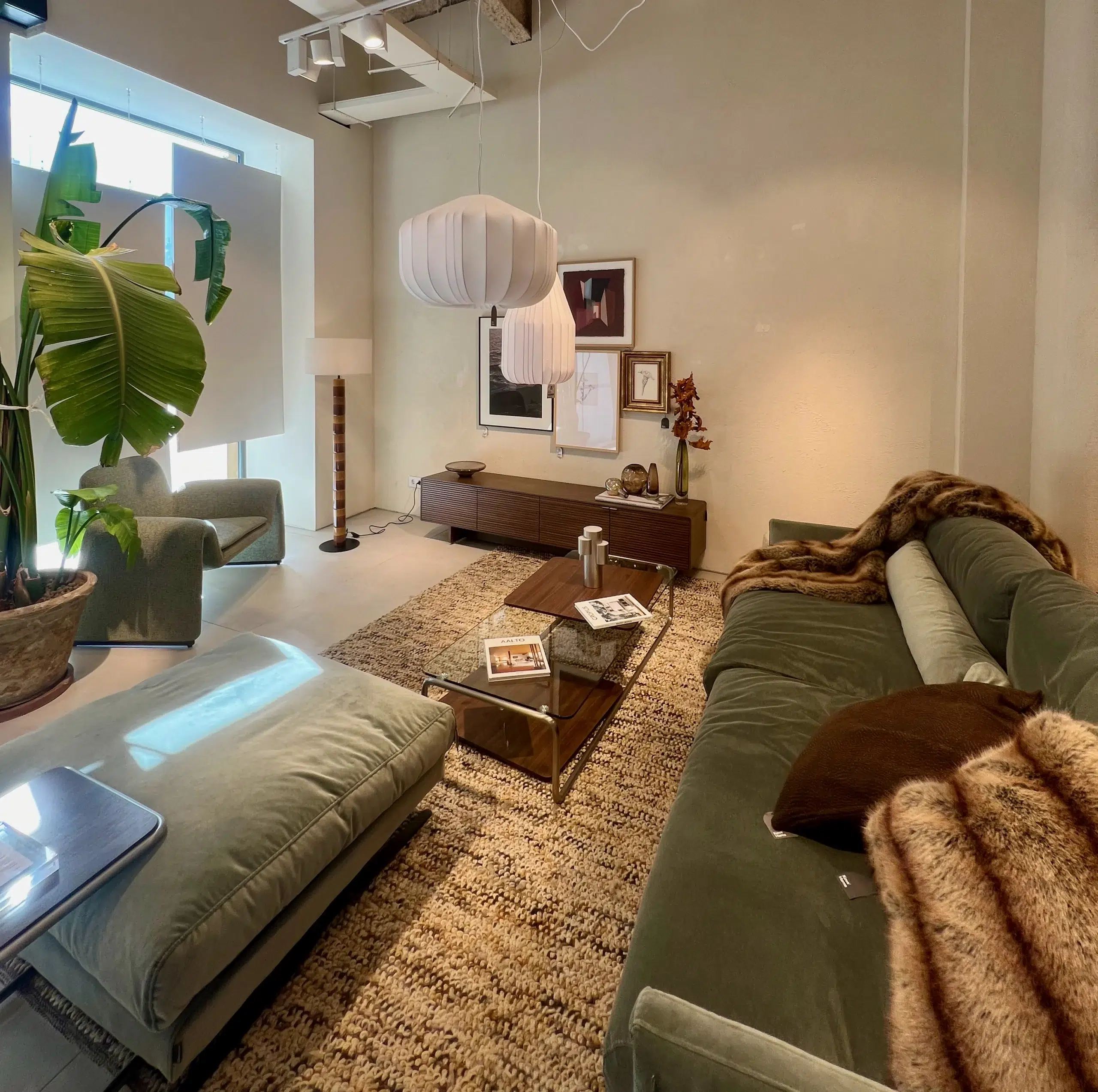 Salón Ecléctico y Acogedor con Sofá de Terciopelo Verde y Fibras Naturales