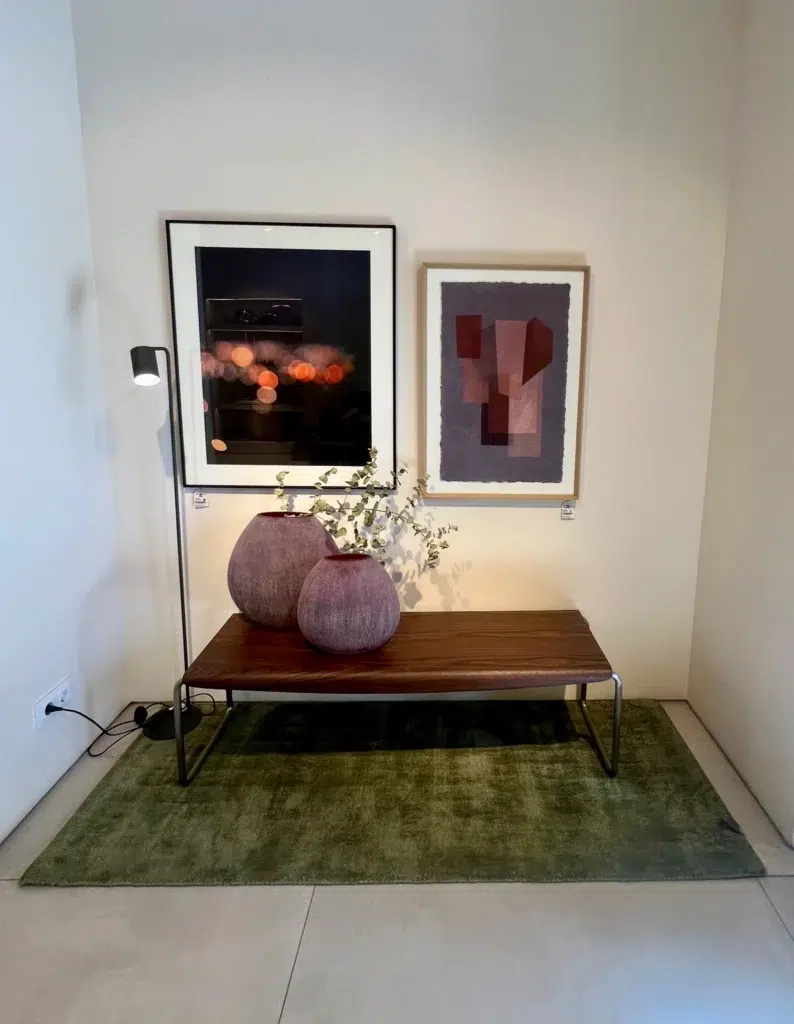 inicio Recibidor Contemporáneo con Banco de Madera Oscura y Arte Abstracto