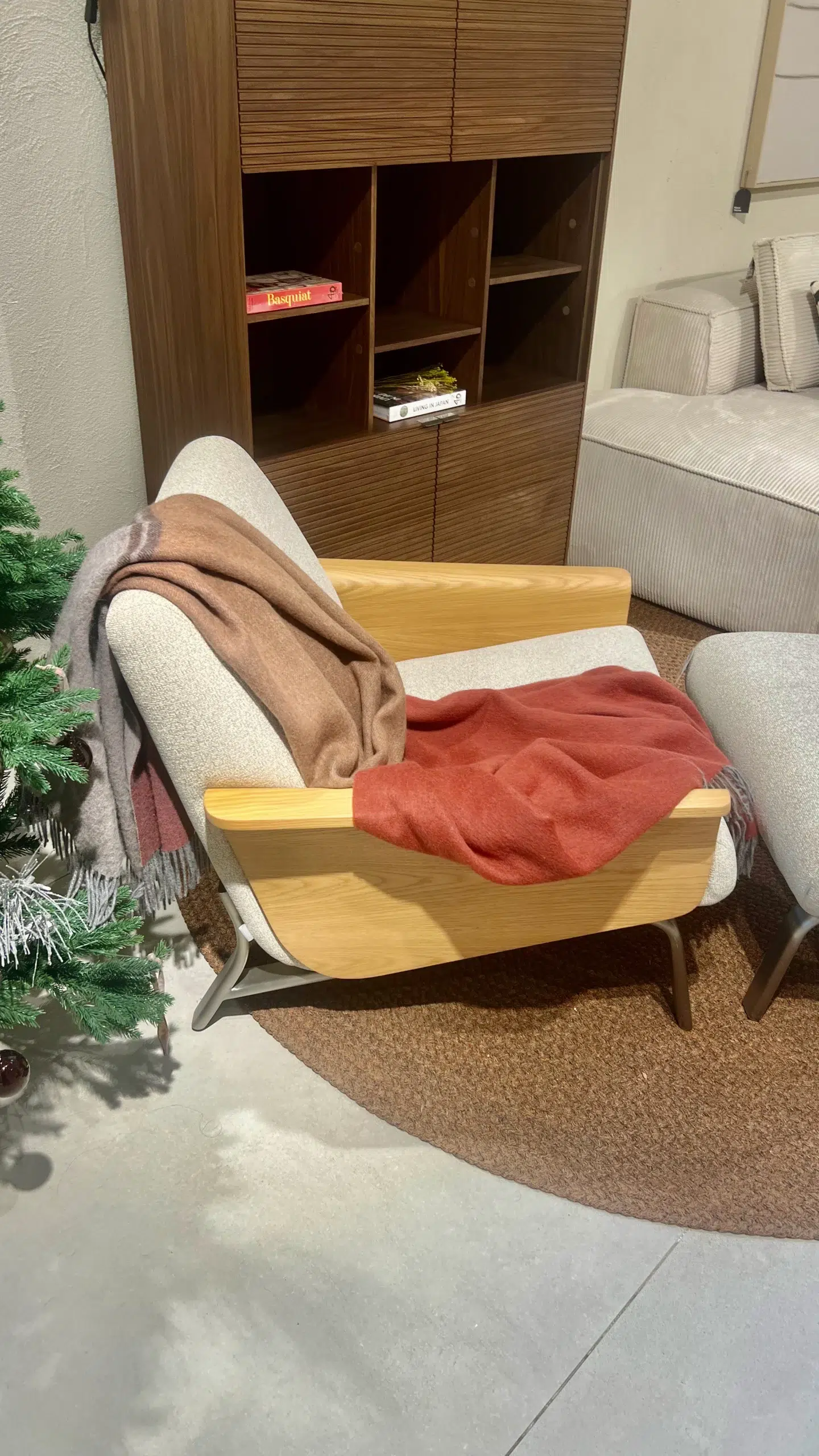 Rincón de Lectura Nórdico con Butaca de Diseño y Maderas Nobles