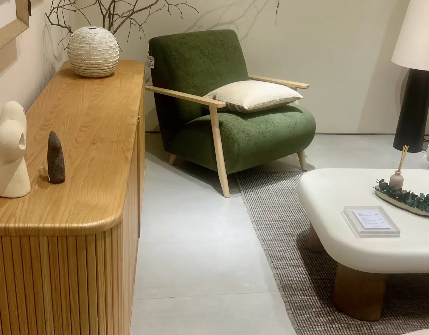 Rincón de Estar Japandi con Butaca Verde y Aparador de Roble Listonado