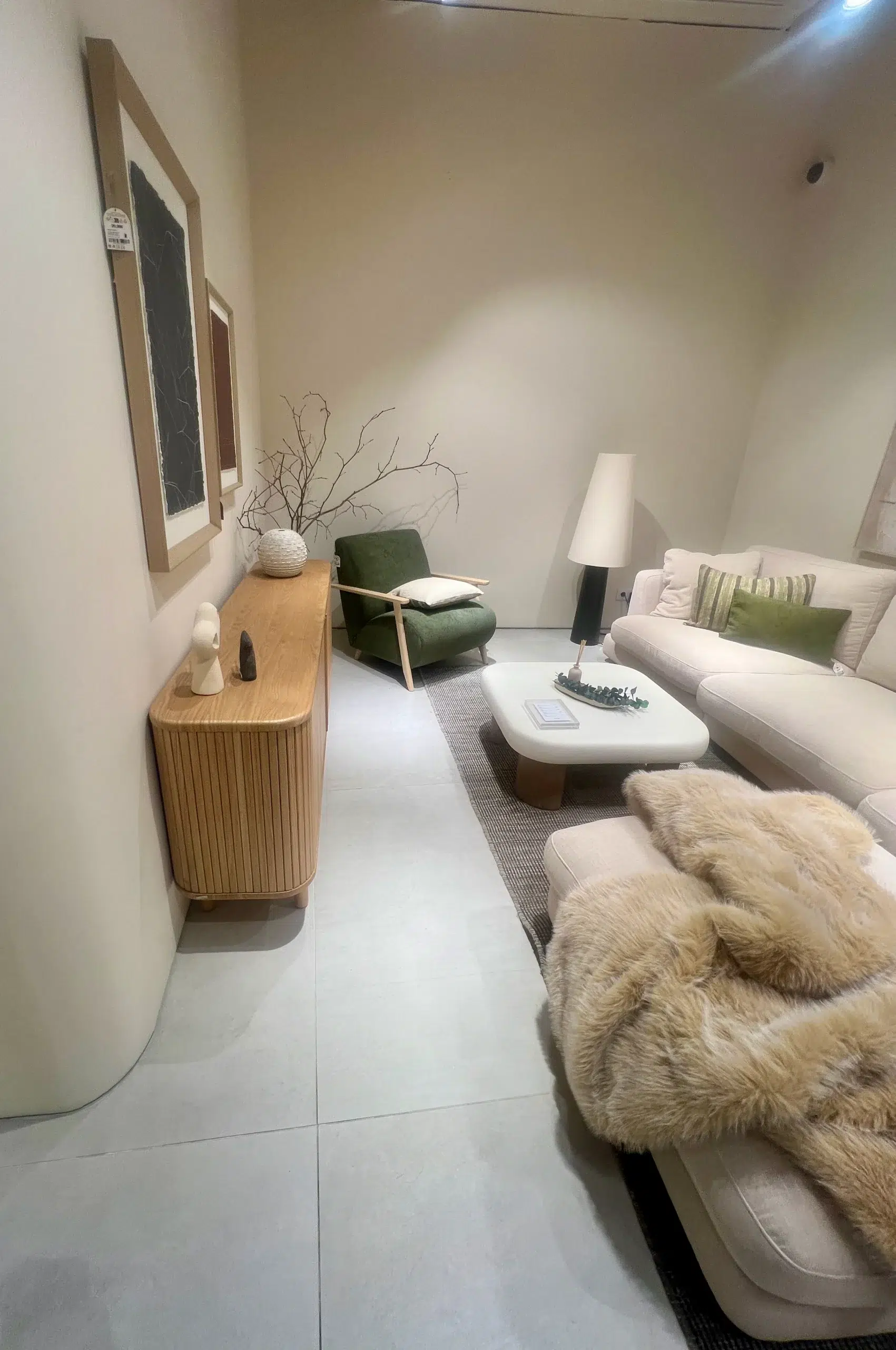 Salón Japandi con Sofá Neutro y Mobiliario de Roble Listonado