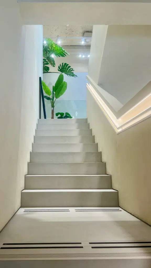 Escalera Escultórica de Pavimento Continuo con Iluminación Integrada