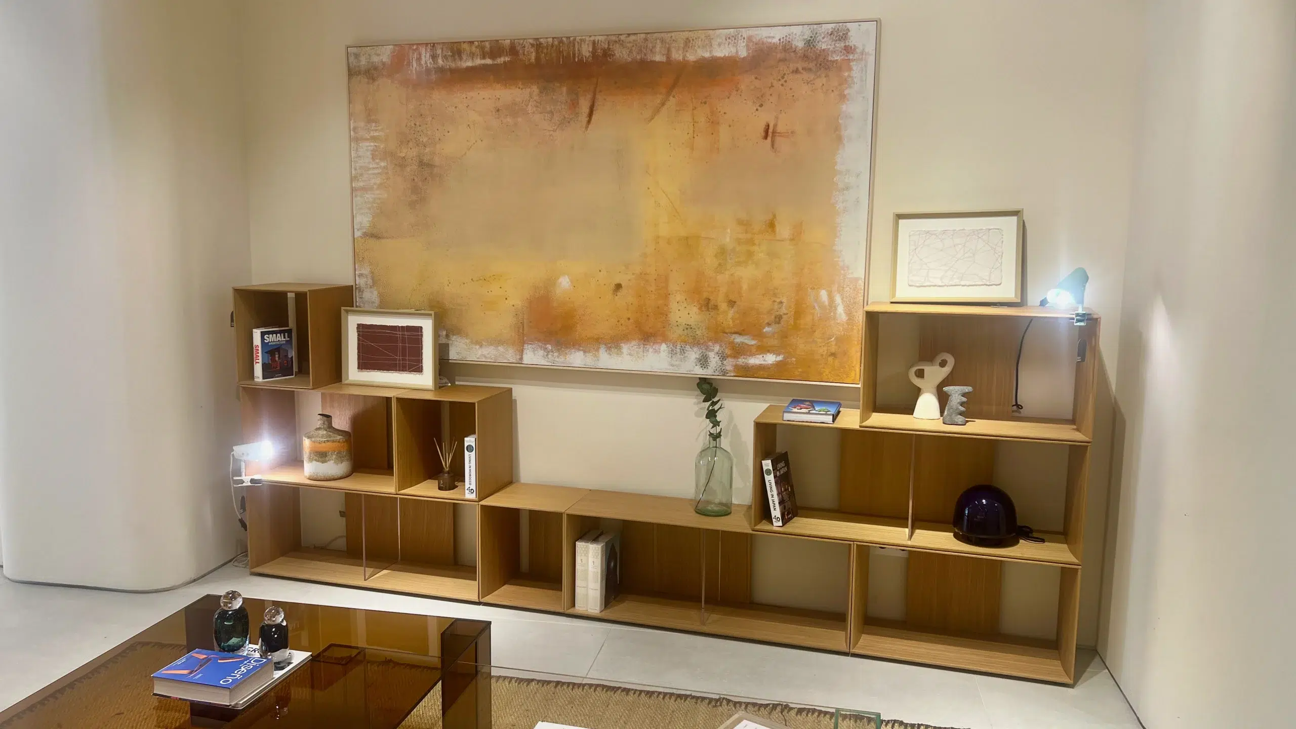 Salón Contemporáneo con Estantería Modular de Roble y Arte Abstracto