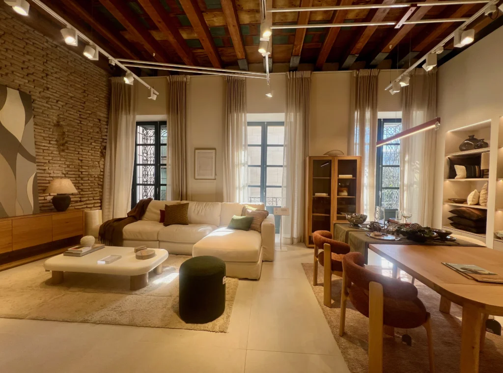 Salón-Comedor Estilo Loft con Pared de Ladrillo Visto y Vigas de Madera
