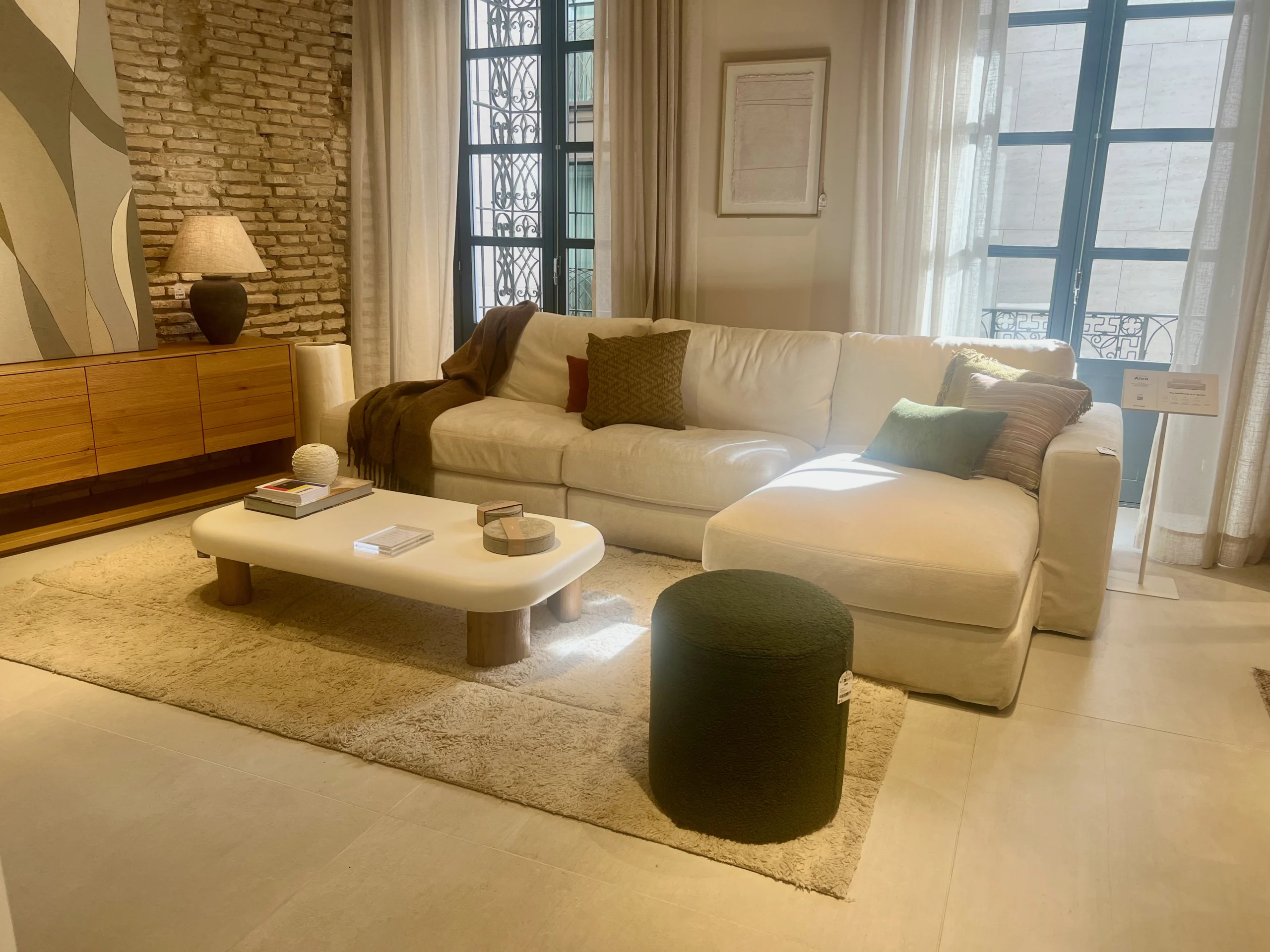 Salón Luminoso Estilo Loft con Sofá de Lino y Contraste de Texturas