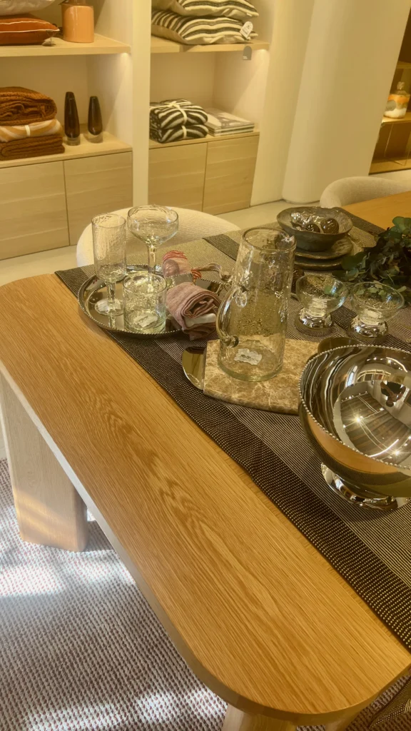 Detalle de Comedor Nórdico con Banco de Roble y Cristalería
