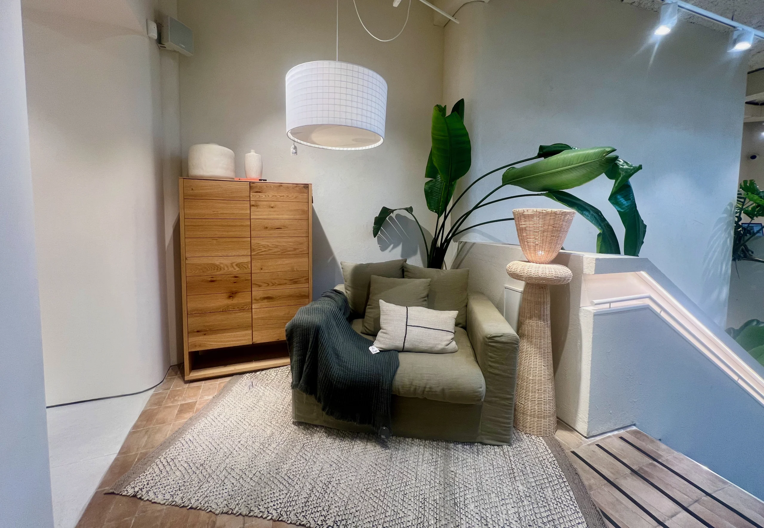 Rincón de Lectura Nórdico-Mediterráneo con Butaca Verde y Cómoda de Fresno