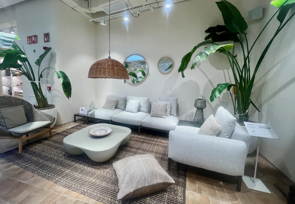 inicio Salón de Estética Mediterránea con Mobiliario Natural y Suelo de Barro