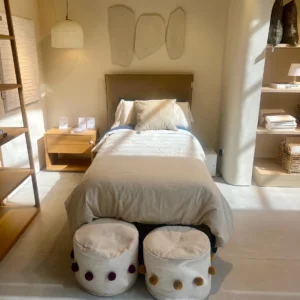 Dormitorio Nórdico con Toques Boho y Cabecero Tapizado