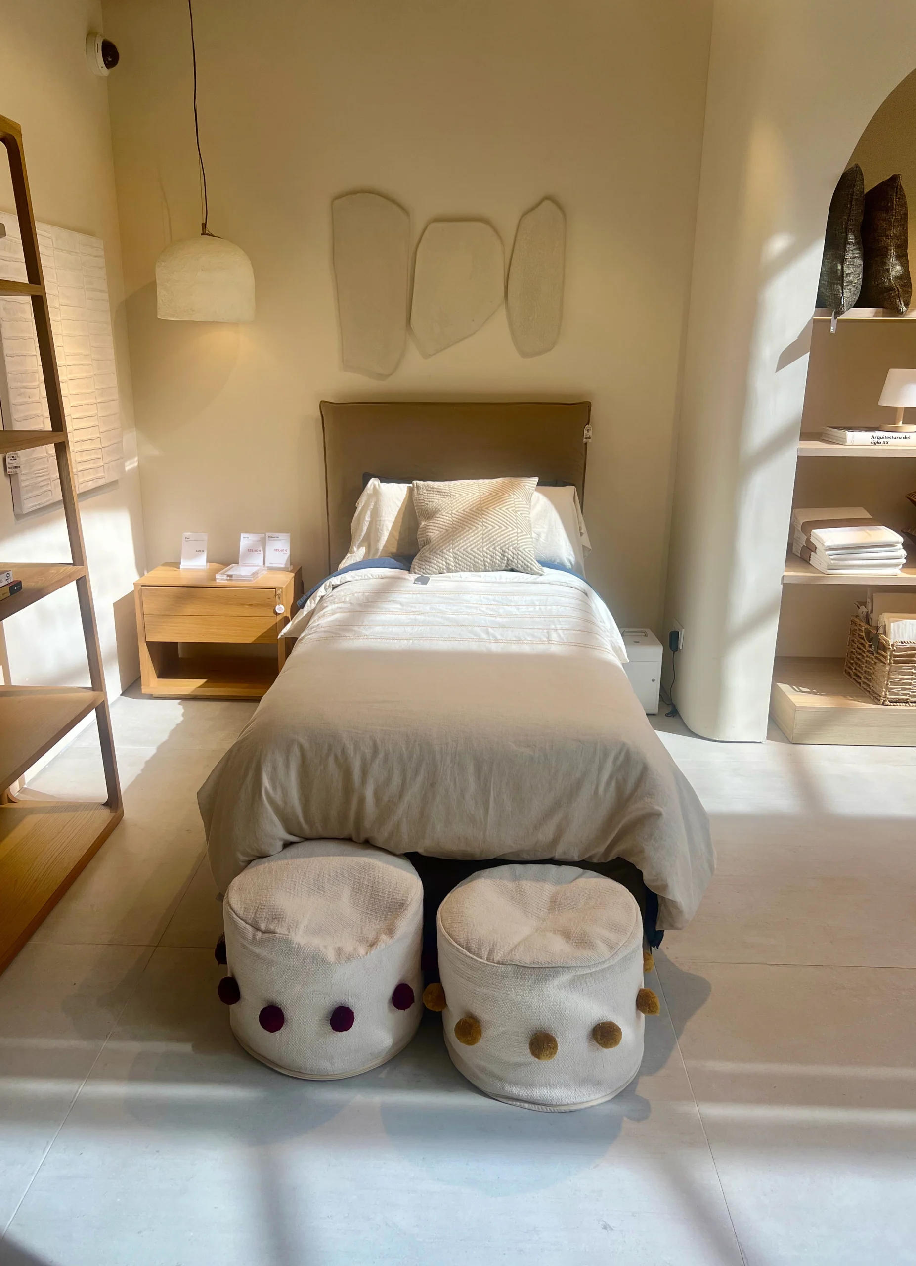 Dormitorio Nórdico con Toques Boho y Cabecero Tapizado