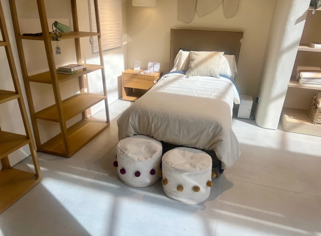 inicio Dormitorio Nórdico con Toques Boho y Cabecero Tapizado