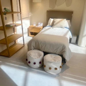 Dormitorio Nórdico con Toques Boho y Cabecero Tapizado