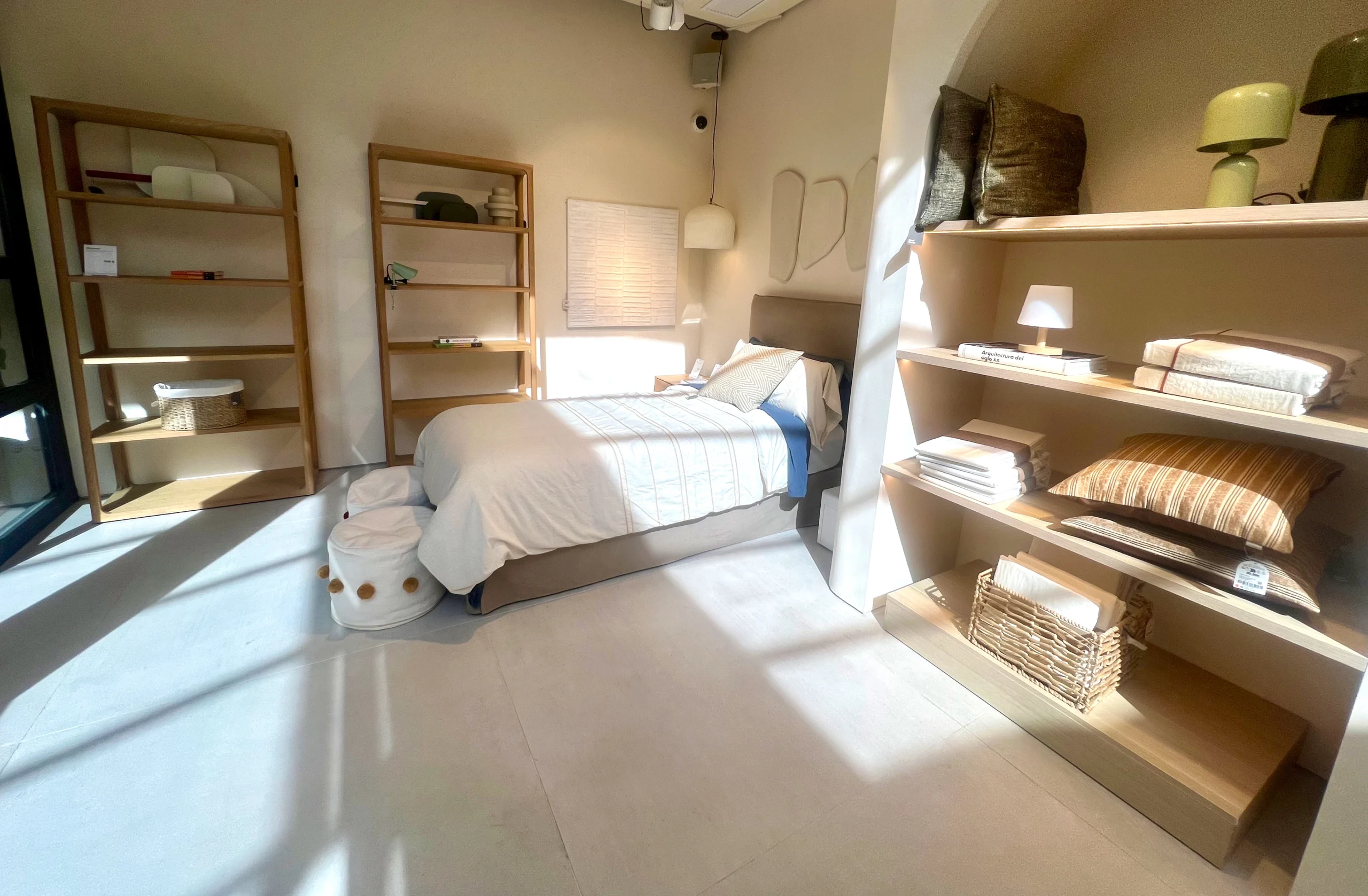 Dikigai Studio_IMG626 Dormitorio Sereno de Estilo Nórdico con Mobiliario de Madera Clara