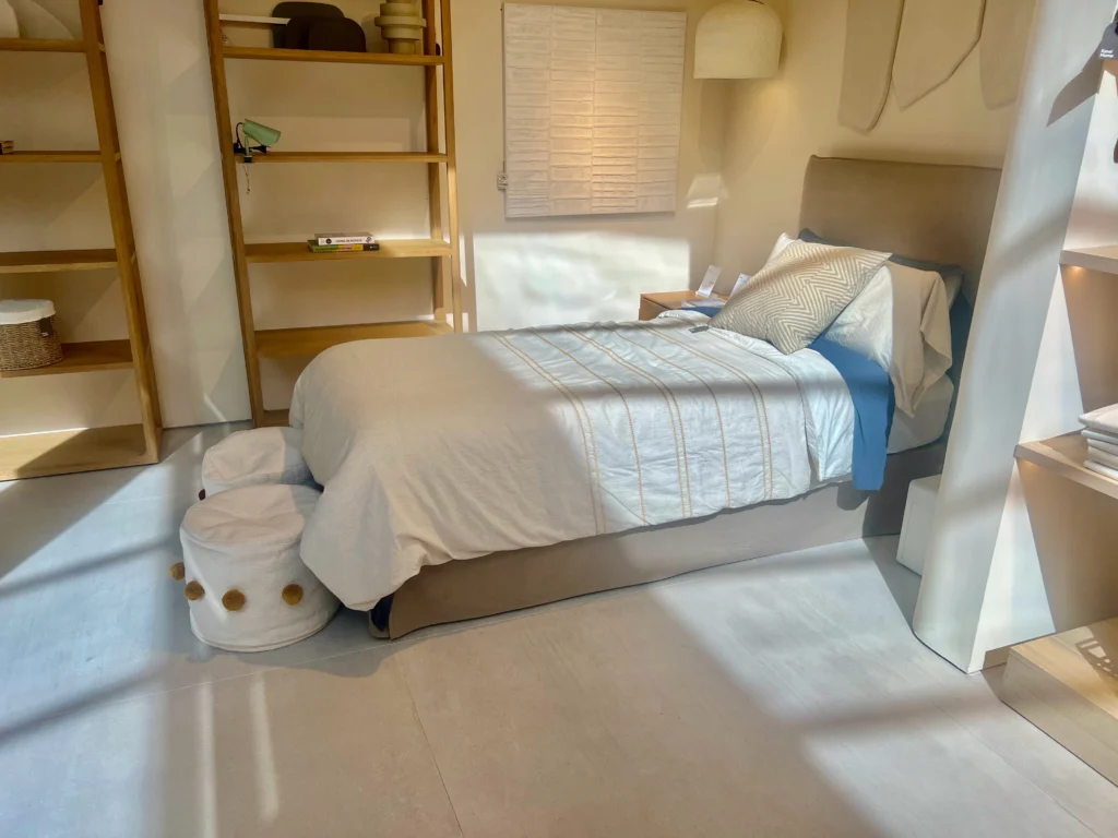 Dormitorio Sereno de Estilo Nórdico con Mobiliario de Madera Clara
