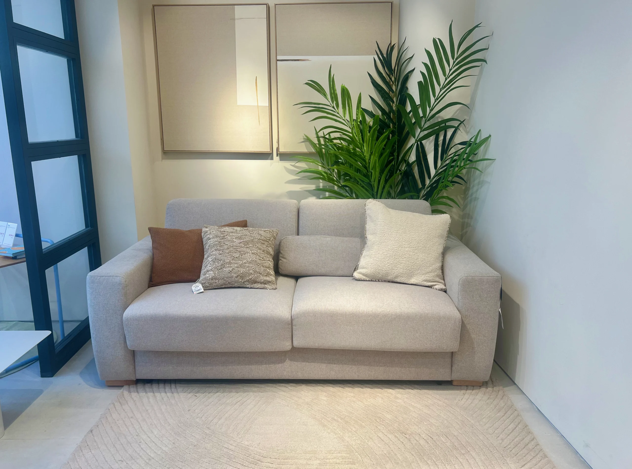 Salón Contemporáneo con Sofá Gris y Acentos Naturales