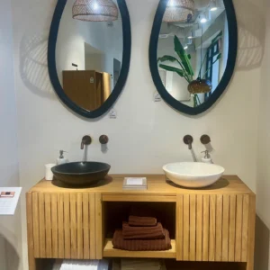 Baño Estética Japandi con Mueble Listonado y Lavabos Contrapuestos