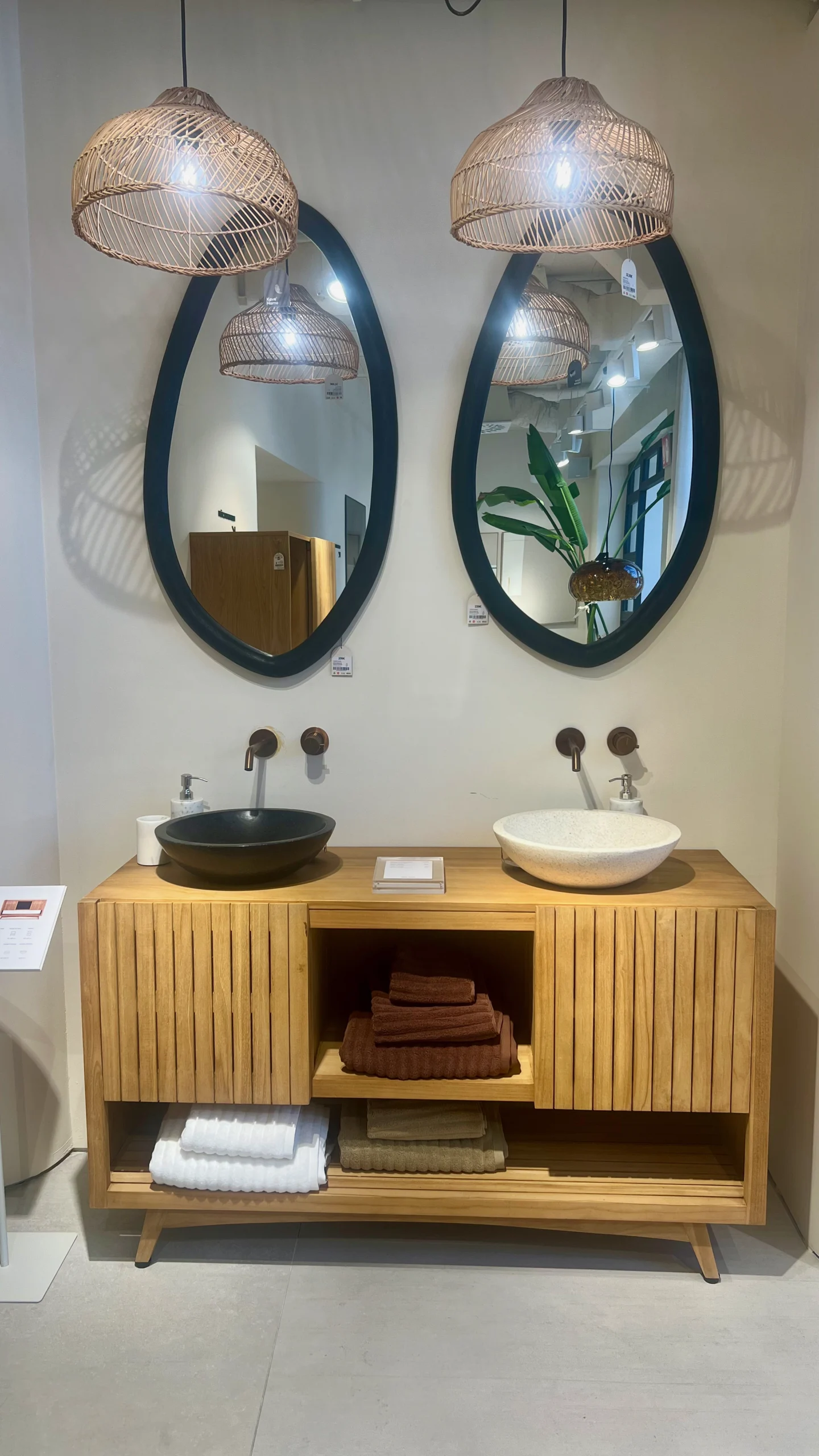 Baño Estética Japandi con Mueble Listonado y Lavabos Contrapuestos