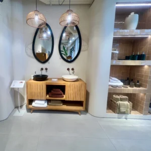 Baño Estética Japandi con Mueble Listonado y Lavabos Contrapuestos