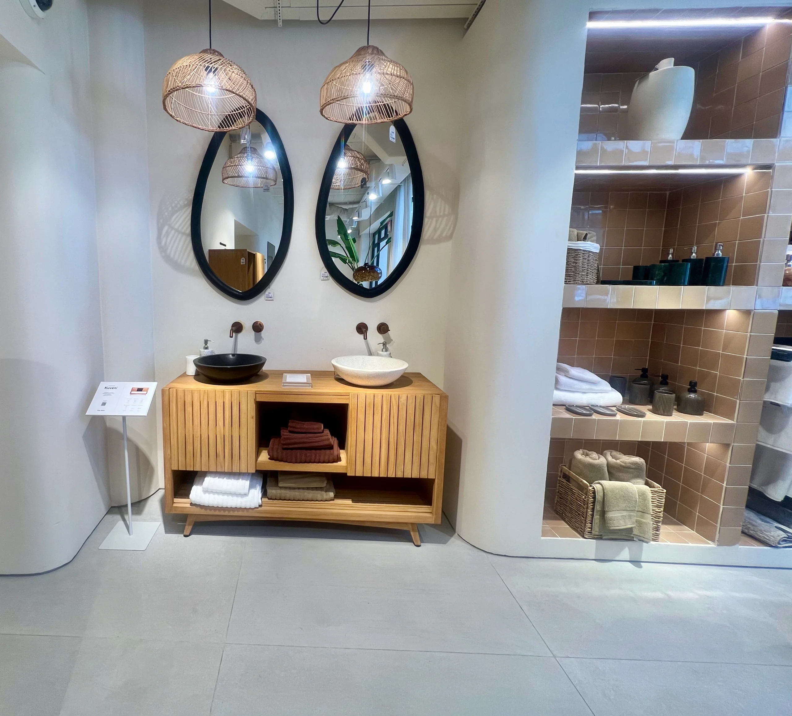 Baño Estética Japandi con Mueble Listonado y Lavabos Contrapuestos