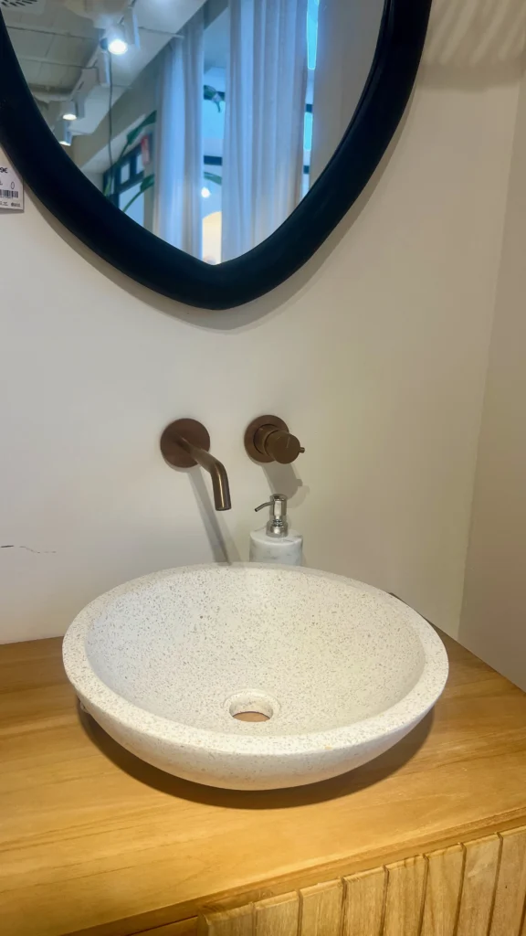 Tendencias para Diseñar Baños en 2026 Baño Japandi con Lavabo de Terrazo y Grifería de Cobre Mural