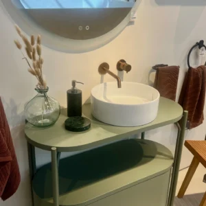 Baño Contemporáneo con Mueble Verde Salvia y Grifería de Bronce