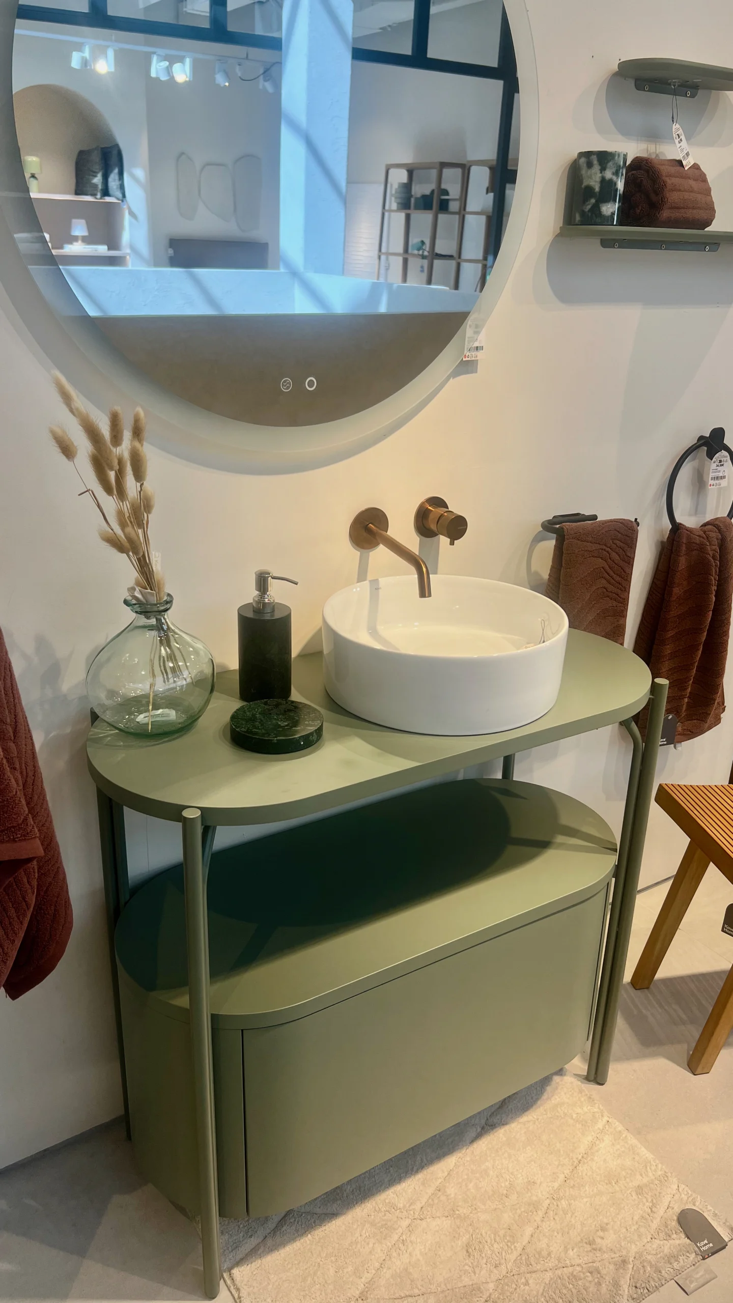 Baño Contemporáneo con Mueble Verde Salvia y Grifería de Bronce