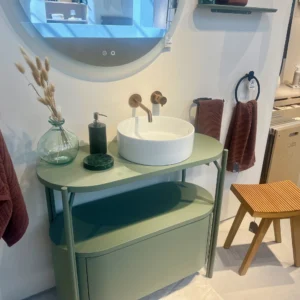 Baño Contemporáneo con Mueble Verde Salvia y Grifería de Bronce