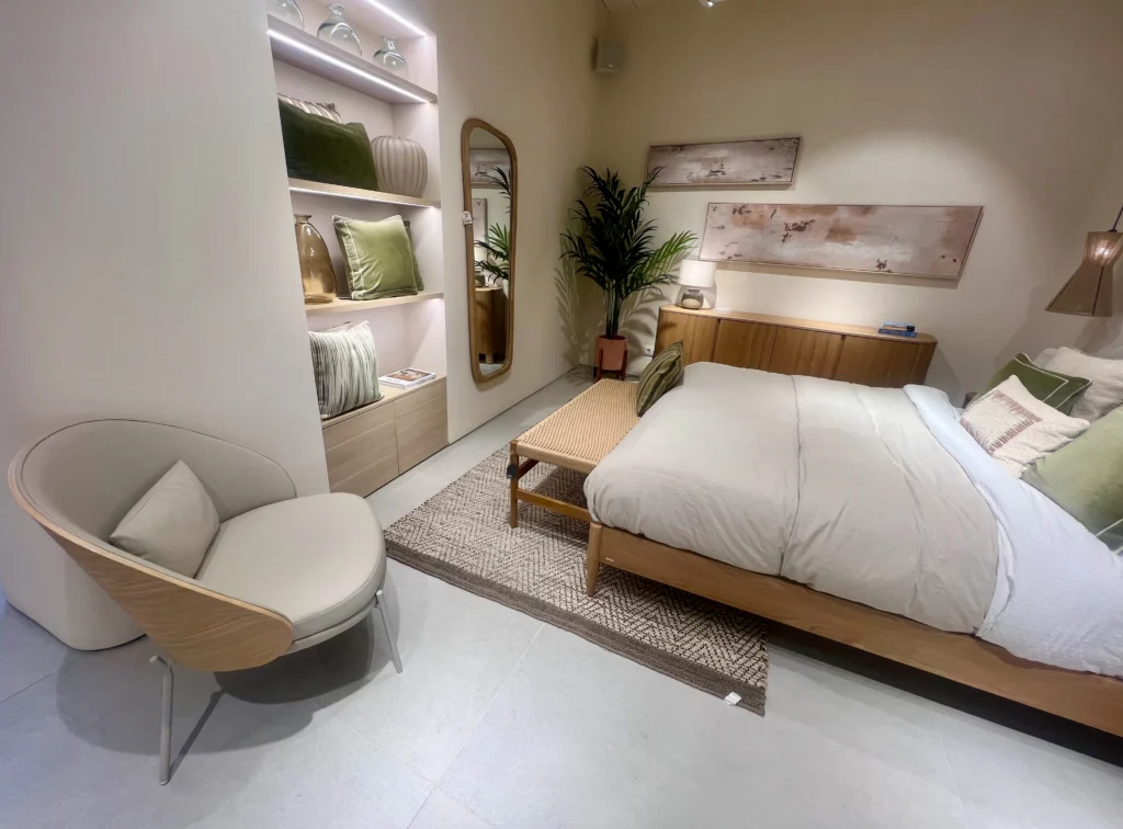 inicio Dormitorio Japandi con Mobiliario de Madera Clara y Butaca Orgánica