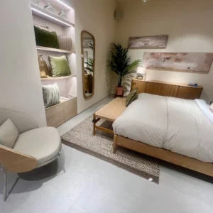 Dormitorio Japandi con Mobiliario de Madera Clara y Butaca Orgánica