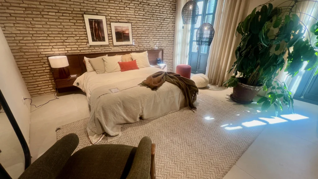 7 Tips. Residencia Kendall Jenner vs Pantone Cloud Dancer Suite Estilo Loft con Pared de Ladrillo Visto y Mobiliario de Madera Oscura