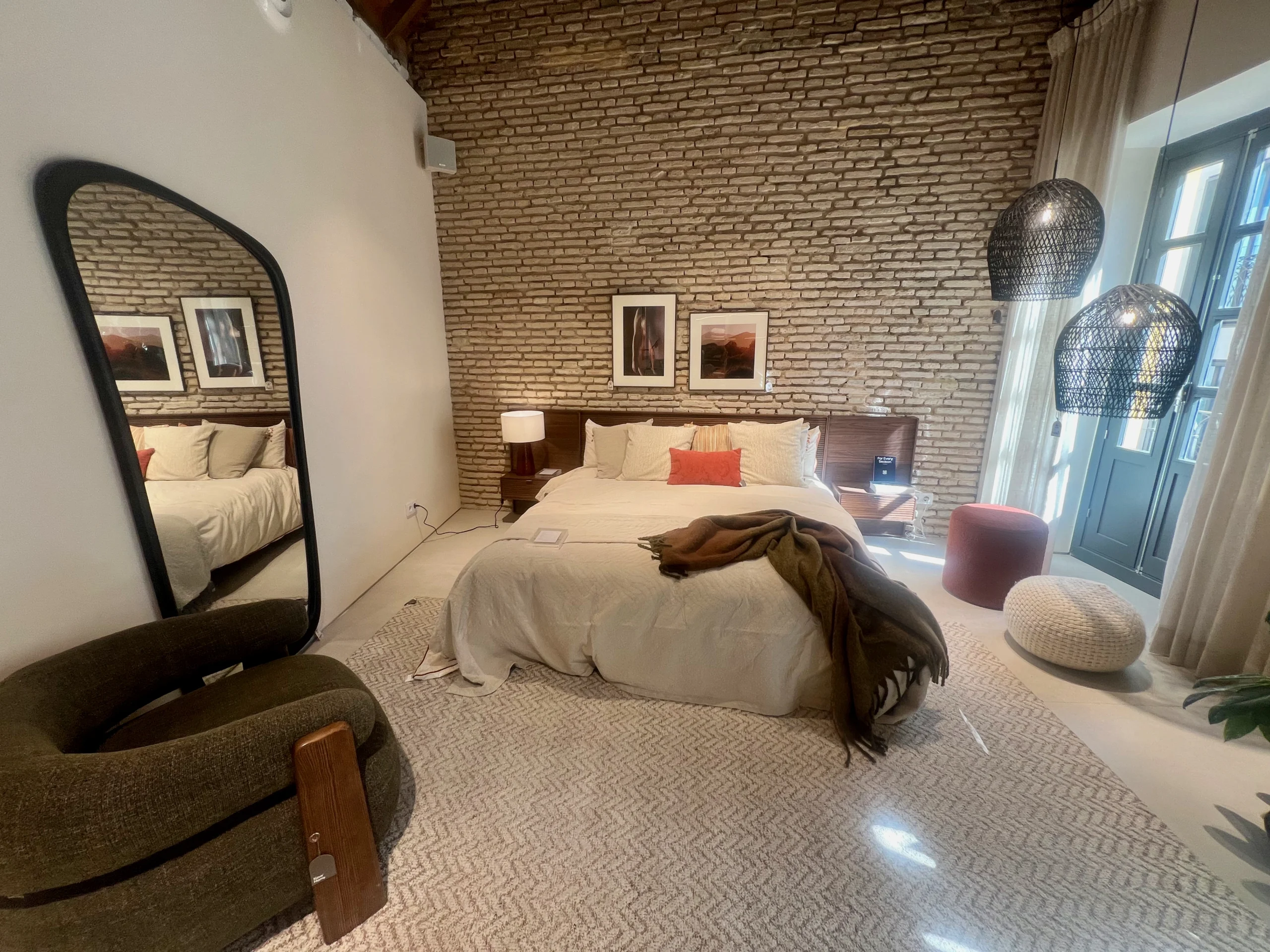 Suite Estilo Loft con Pared de Ladrillo Visto y Mobiliario de Madera Oscura