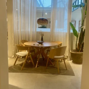 Comedor y Salón de Planta Abierta en Estilo Nórdico Contemporáneo