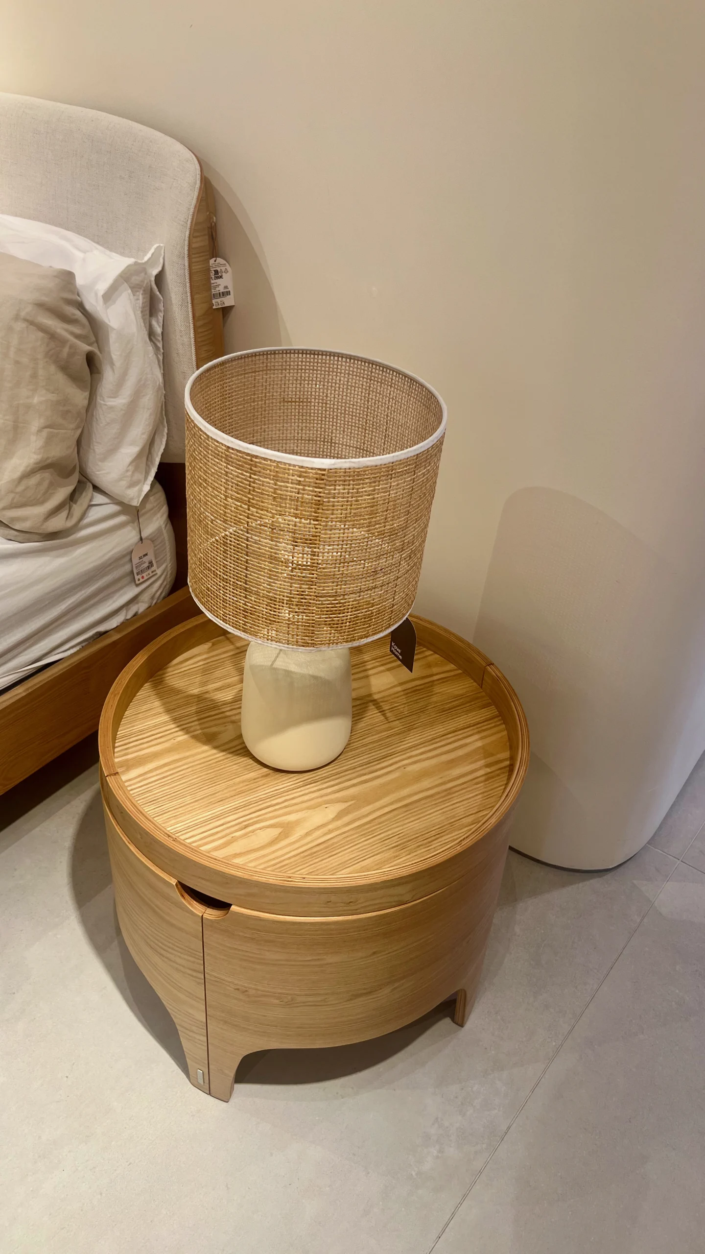 Rincón de Dormitorio Japandi con Mesita Cilíndrica y Lámpara de Fibra