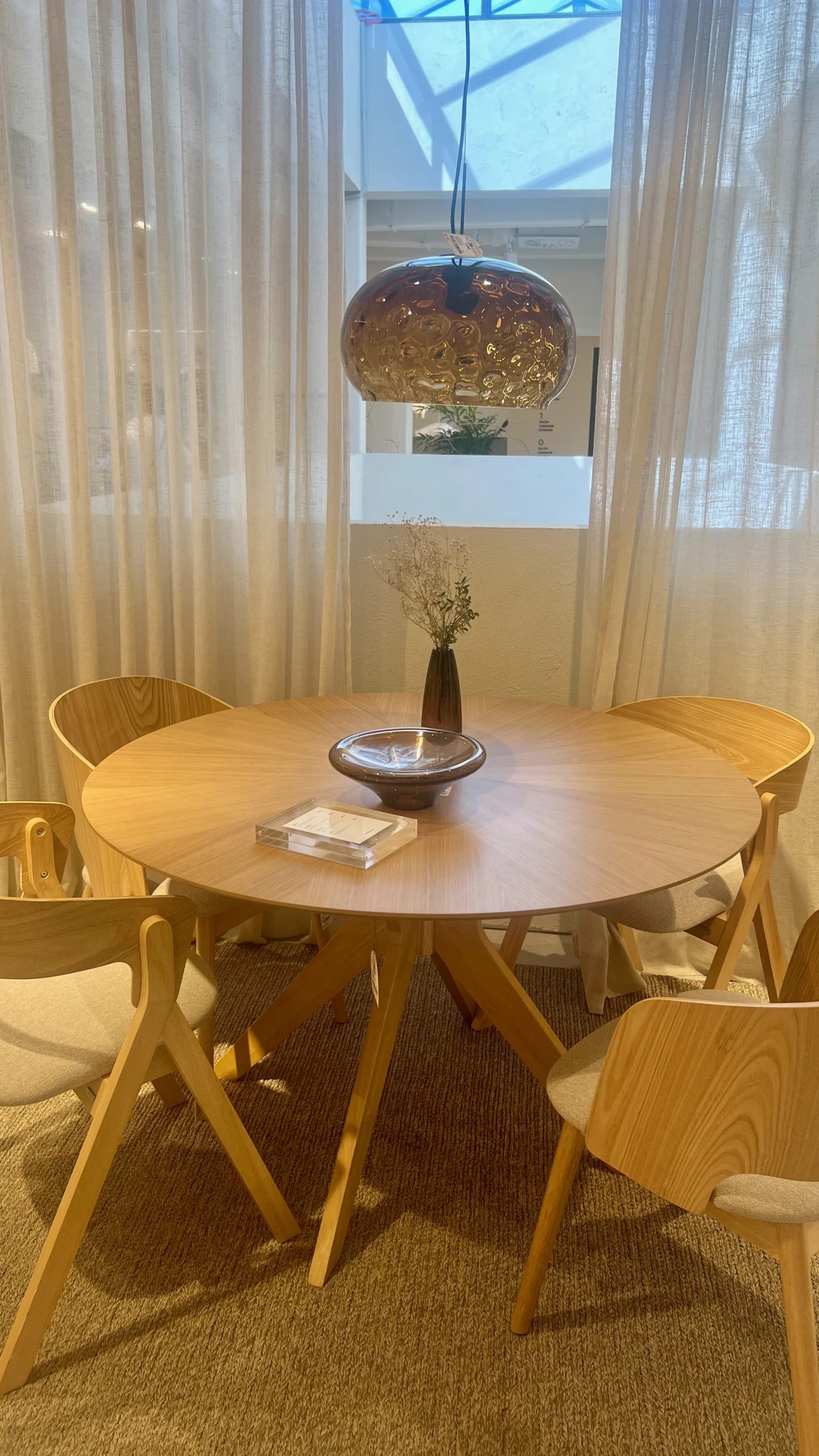 Comedor y Salón de Planta Abierta en Estilo Nórdico Contemporáneo