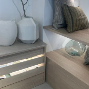 Dikigai Studio_IMG659 Detalle de Mobiliario a Medida con Muestrario de Textiles y Cerámica Wabi-Sabi