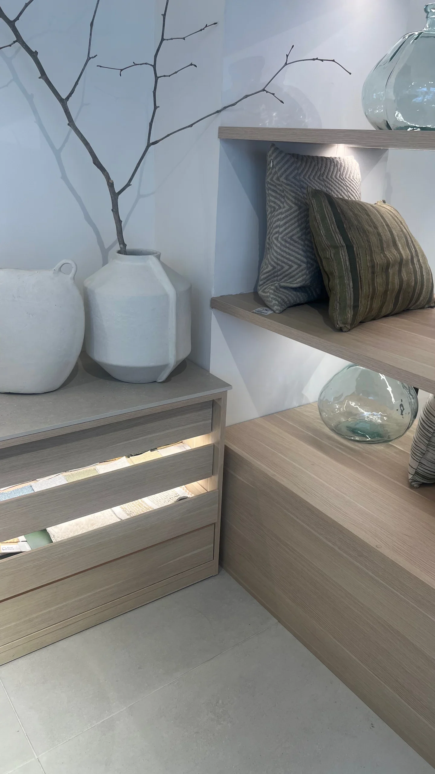 Detalle de Mobiliario a Medida con Muestrario de Textiles y Cerámica Wabi-Sabi